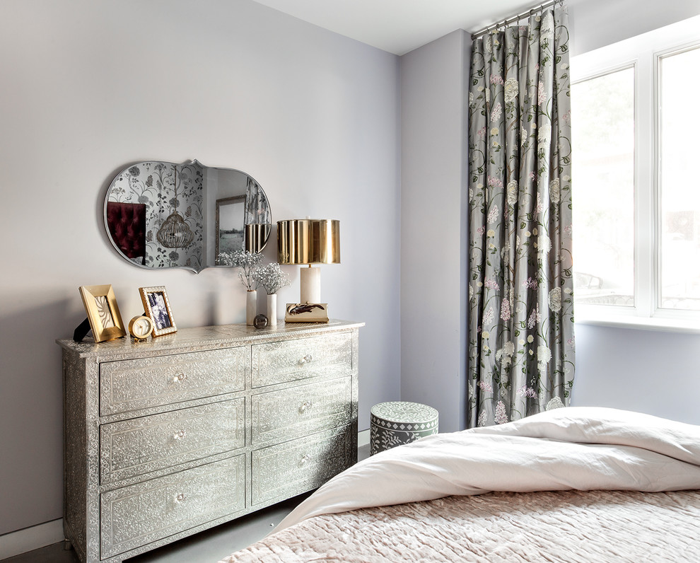 Стильный дизайн: хозяйская спальня среднего размера в стиле модернизм с фиолетовыми стенами, бетонным полом и серым полом - последний тренд