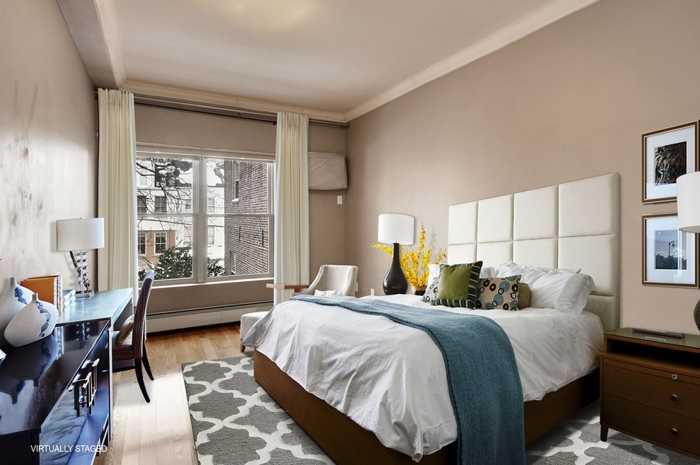 Mittelgroßes Modernes Hauptschlafzimmer mit beiger Wandfarbe und braunem Holzboden in New York