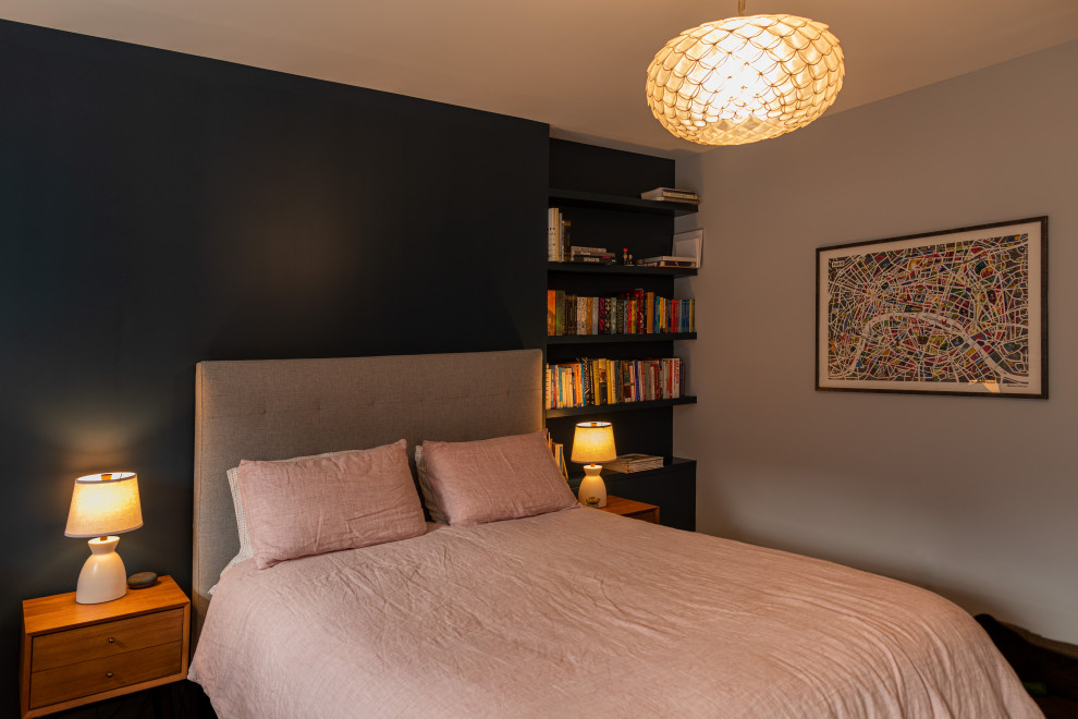 Idée de décoration pour une chambre parentale grise et rose vintage de taille moyenne avec un mur bleu, parquet clair et un sol beige.