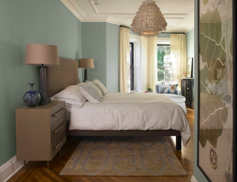 Идея дизайна: большая хозяйская спальня в стиле ретро с синими стенами, светлым паркетным полом и синим полом без камина