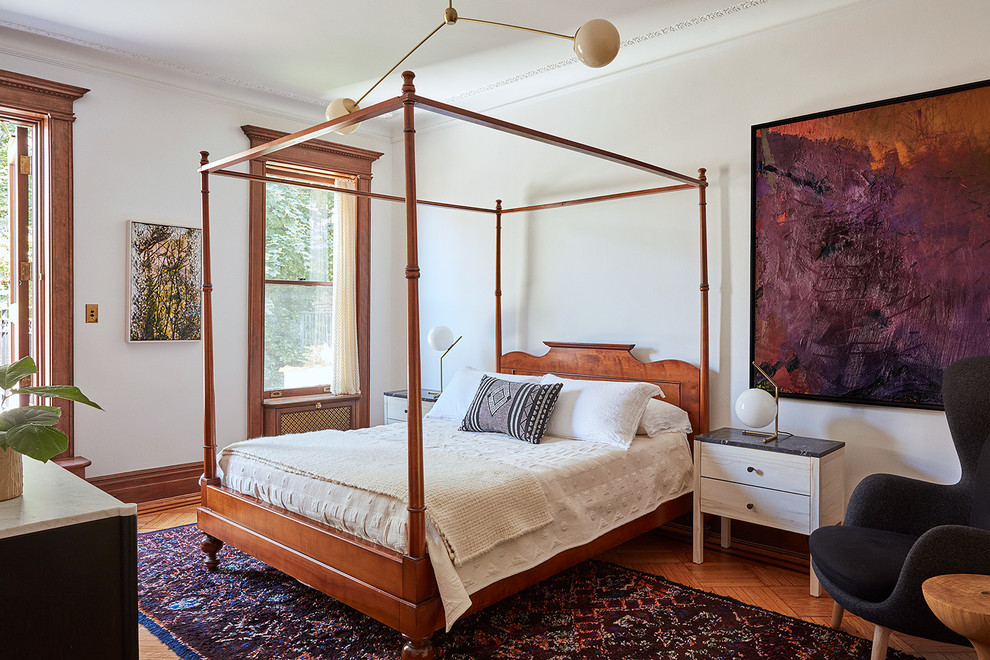 На фото: хозяйская спальня среднего размера в стиле неоклассика (современная классика) с белыми стенами и паркетным полом среднего тона без камина с