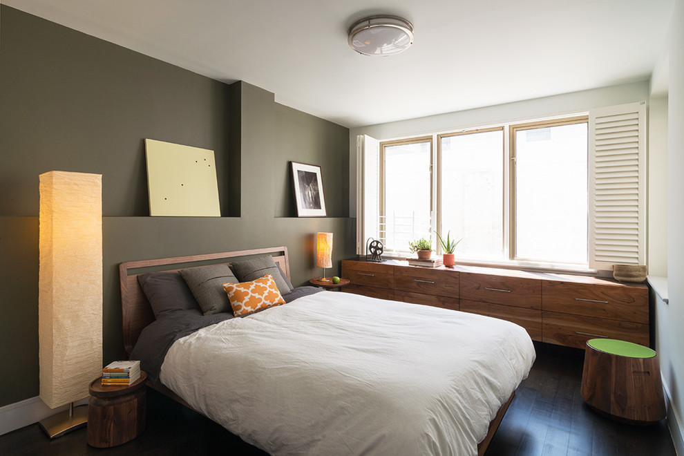 Modelo de dormitorio actual con paredes grises y suelo de madera oscura