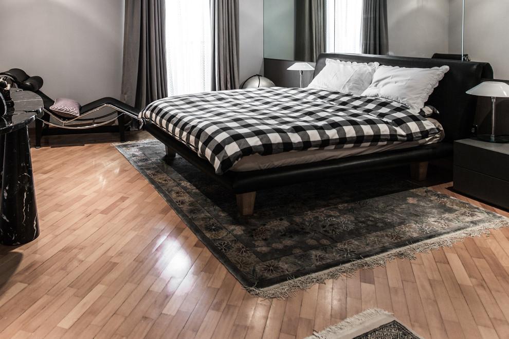 Стильный дизайн: хозяйская спальня среднего размера в современном стиле с серыми стенами и паркетным полом среднего тона без камина - последний тренд