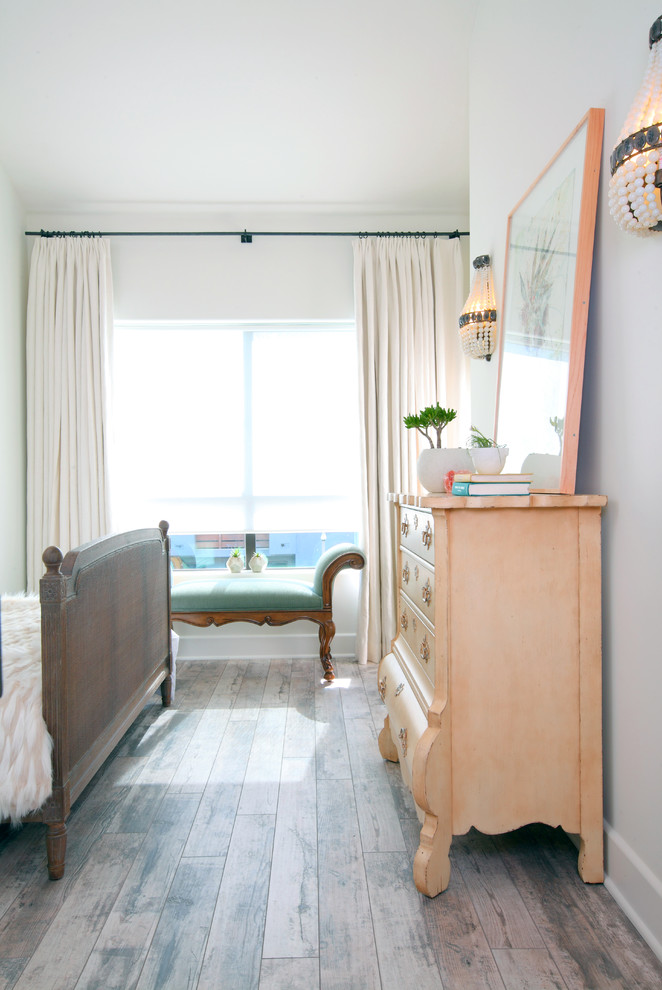 Exemple d'une petite chambre d'amis éclectique avec un mur blanc, un sol en bois brun, aucune cheminée et un sol marron.