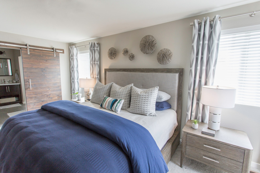 Свежая идея для дизайна: хозяйская спальня среднего размера в современном стиле с серыми стенами, ковровым покрытием и бежевым полом без камина - отличное фото интерьера