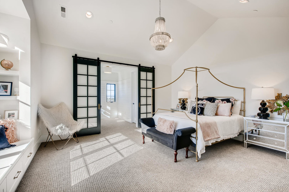 Landhausstil Hauptschlafzimmer mit weißer Wandfarbe, Teppichboden und grauem Boden in Denver