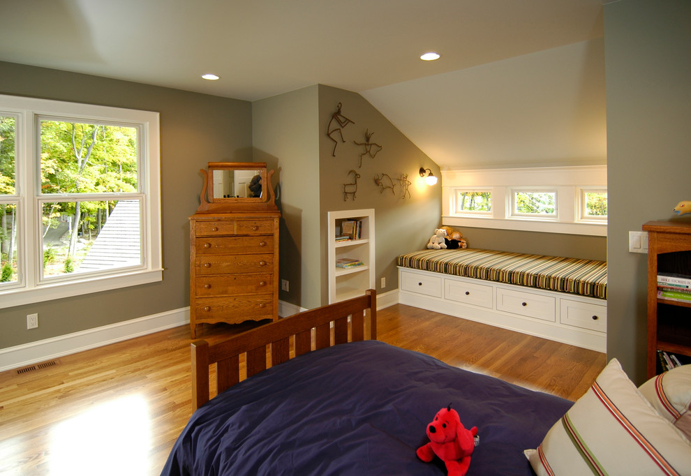 Imagen de dormitorio de estilo americano con paredes verdes, suelo de madera en tonos medios y suelo marrón