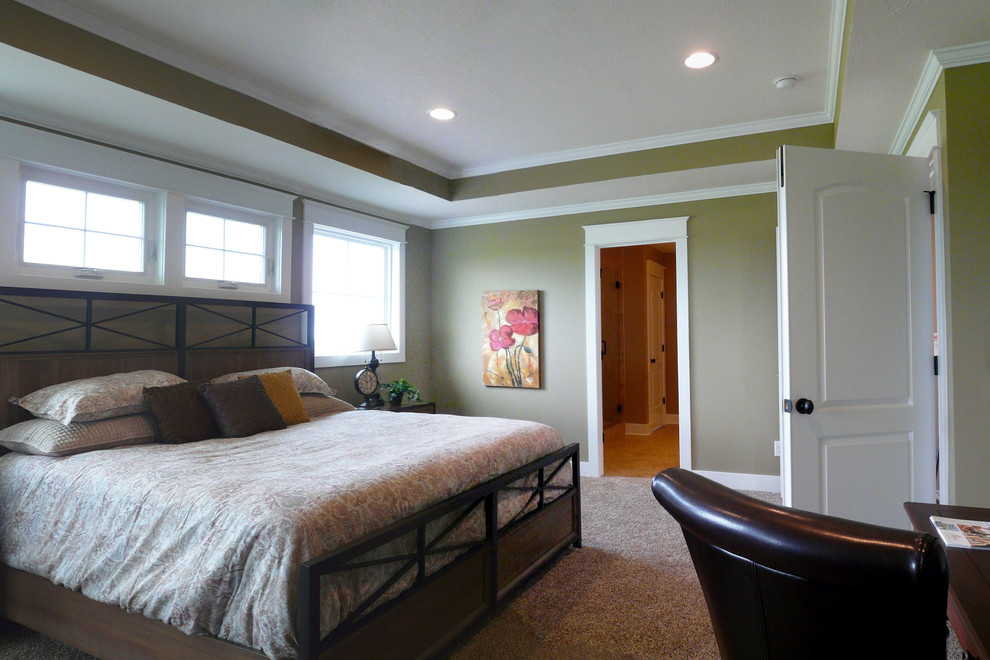 Example of a classic bedroom design in Grand Rapids