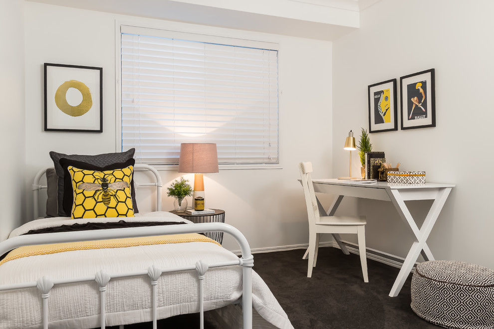 Пример оригинального дизайна: гостевая спальня (комната для гостей) в стиле неоклассика (современная классика) с белыми стенами, ковровым покрытием и черным полом