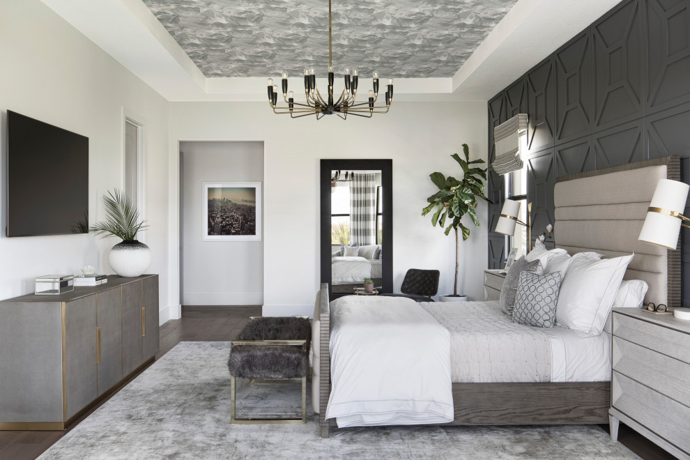 Пример оригинального дизайна: спальня в стиле неоклассика (современная классика) с серыми стенами, темным паркетным полом, коричневым полом и акцентной стеной