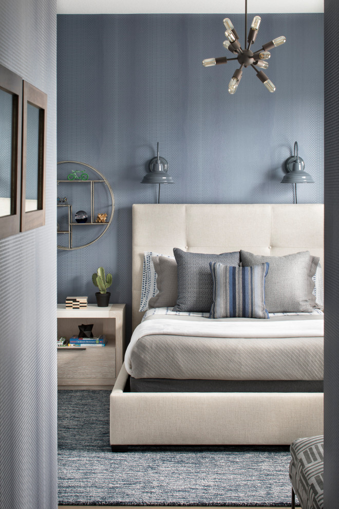 Exemple d'une chambre chic avec un mur bleu.