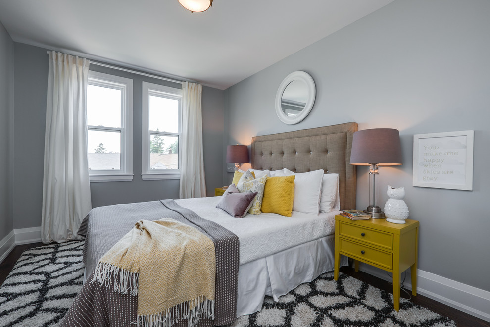 Идея дизайна: гостевая спальня среднего размера, (комната для гостей) в стиле неоклассика (современная классика) с серыми стенами и темным паркетным полом без камина