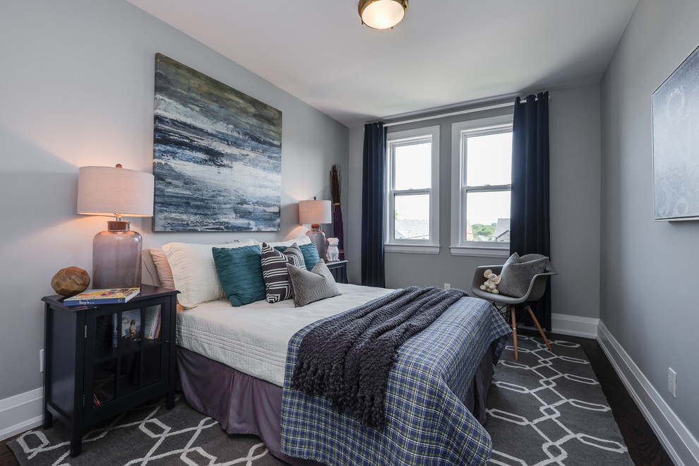 トロントにある中くらいなコンテンポラリースタイルのおしゃれな客用寝室 (グレーの壁、濃色無垢フローリング、暖炉なし、青いカーテン)