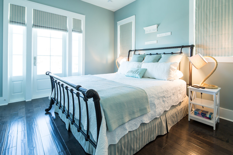 Imagen de habitación de invitados clásica renovada de tamaño medio sin chimenea con paredes azules y suelo de madera oscura