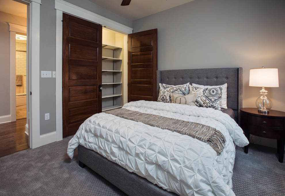 Источник вдохновения для домашнего уюта: гостевая спальня среднего размера, (комната для гостей) в стиле неоклассика (современная классика) с серыми стенами, ковровым покрытием и серым полом без камина
