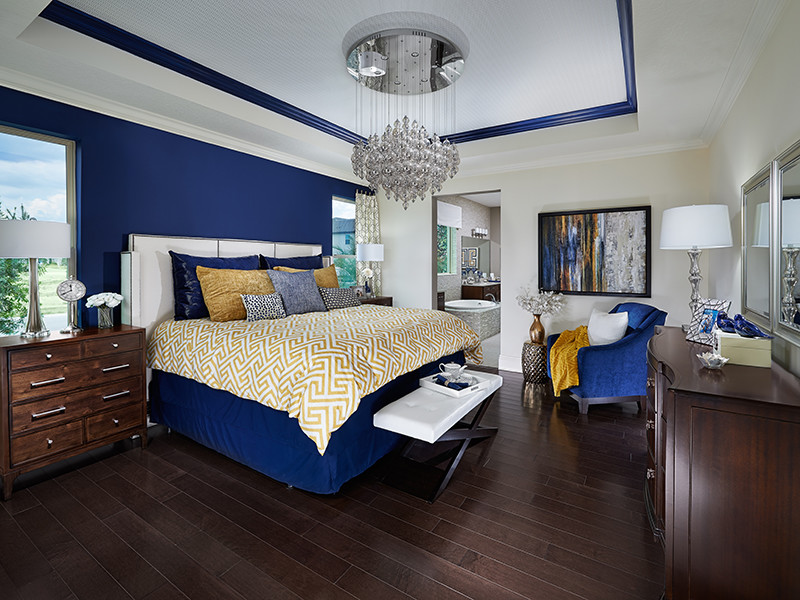 Idées déco pour une grande chambre parentale contemporaine avec un mur bleu et parquet foncé.