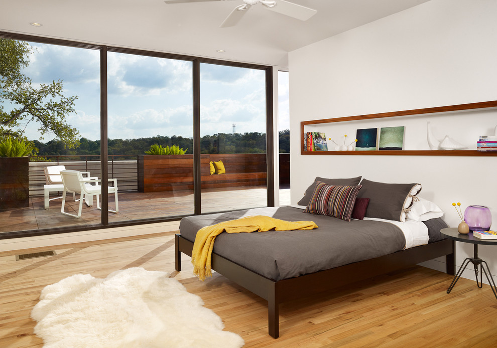 Diseño de dormitorio minimalista con paredes blancas, suelo de madera clara y suelo amarillo