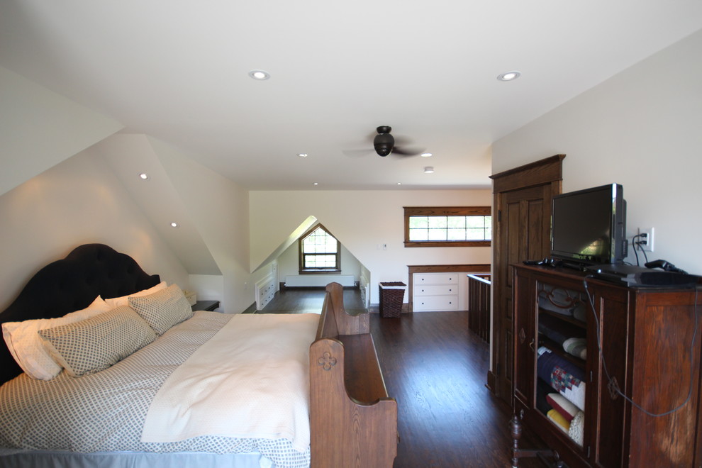 トロントにある広いトラディショナルスタイルのおしゃれな主寝室 (ベージュの壁、濃色無垢フローリング、暖炉なし)