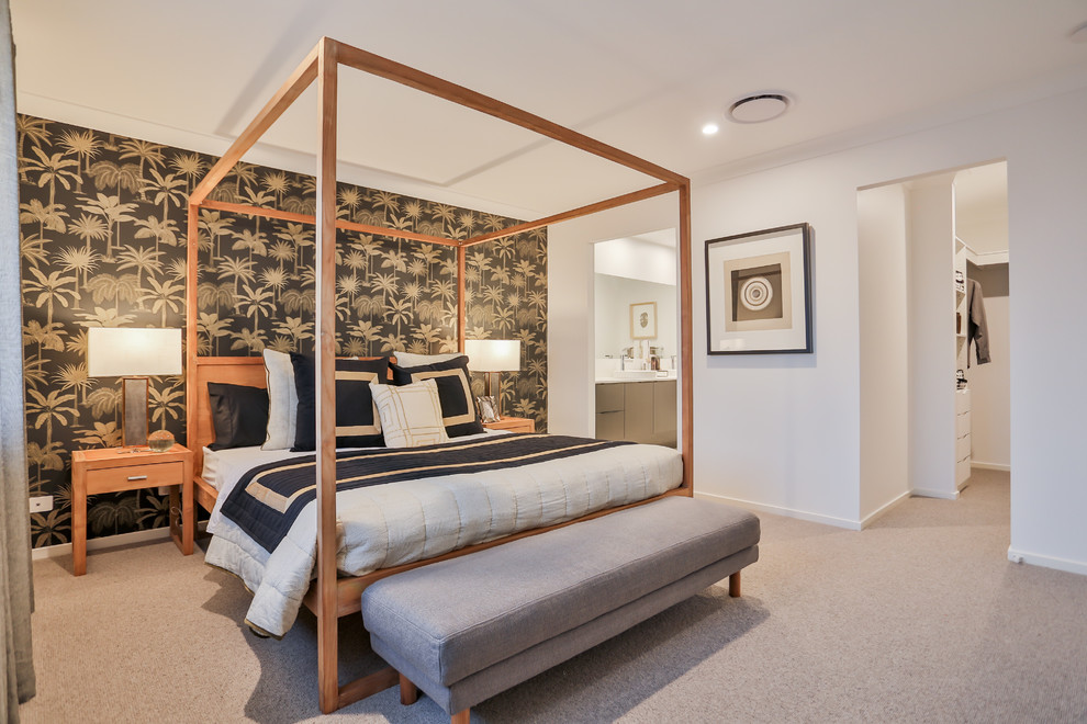 ブリスベンにあるトロピカルスタイルのおしゃれな主寝室 (白い壁、カーペット敷き、グレーの床)