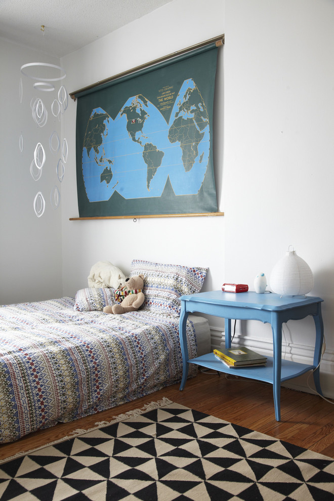 Esempio di una camera da letto scandinava con pareti bianche e pavimento in legno massello medio