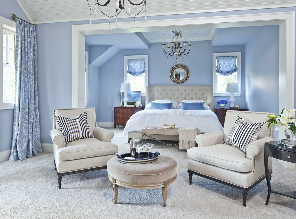 Immagine di una camera da letto chic con pareti blu e moquette