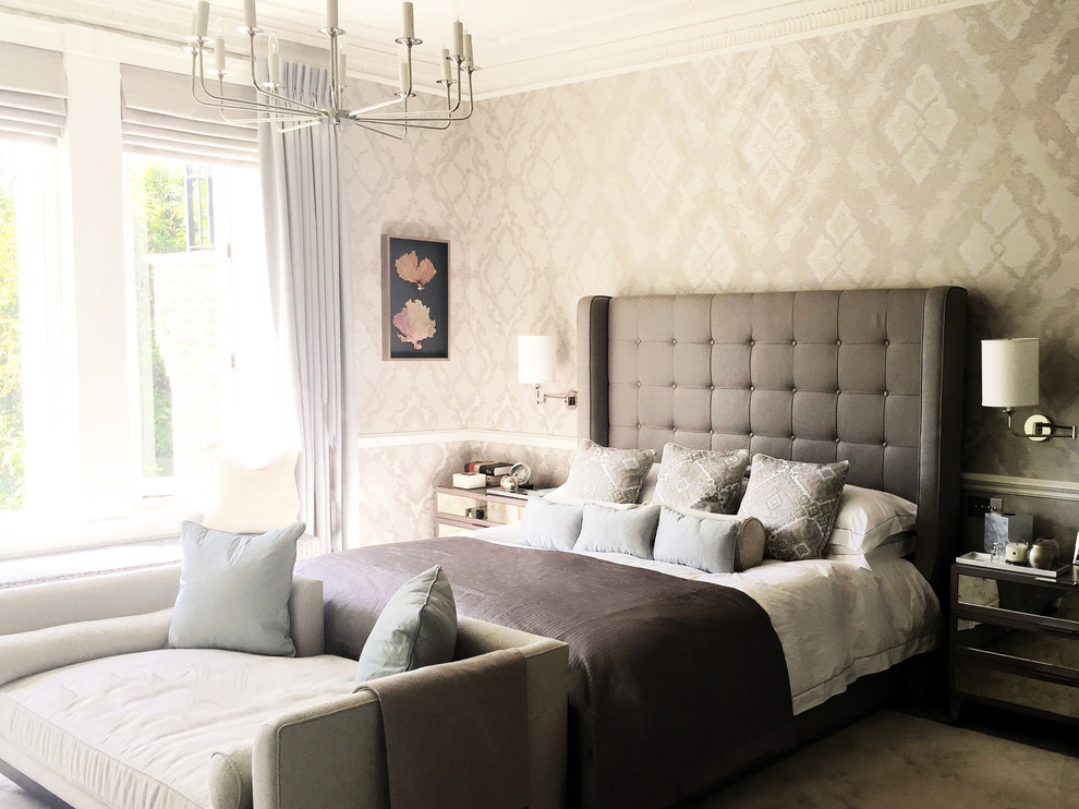 Идея дизайна: большая хозяйская спальня в стиле неоклассика (современная классика) с серыми стенами и ковровым покрытием
