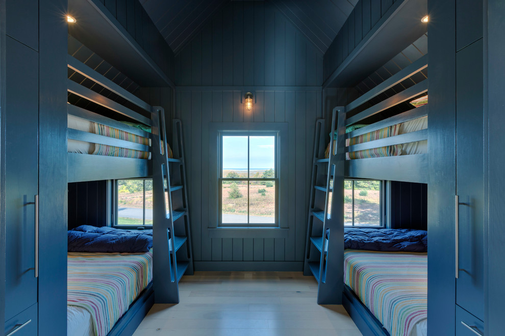 Esempio di una camera da letto minimalista di medie dimensioni con pareti blu, parquet chiaro e pavimento marrone