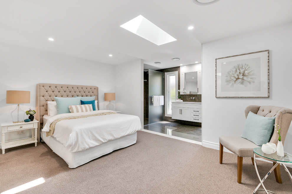 Maritimes Hauptschlafzimmer mit weißer Wandfarbe, Teppichboden und beigem Boden in Gold Coast - Tweed