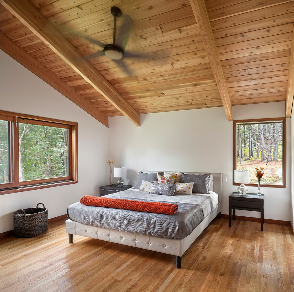 Diseño de dormitorio principal retro grande sin chimenea con paredes blancas y suelo de madera en tonos medios