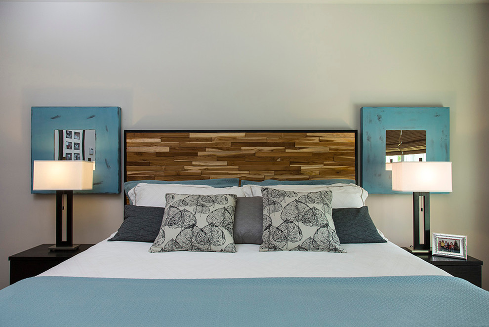 Mittelgroßes Modernes Hauptschlafzimmer ohne Kamin mit grauer Wandfarbe und braunem Holzboden in Richmond
