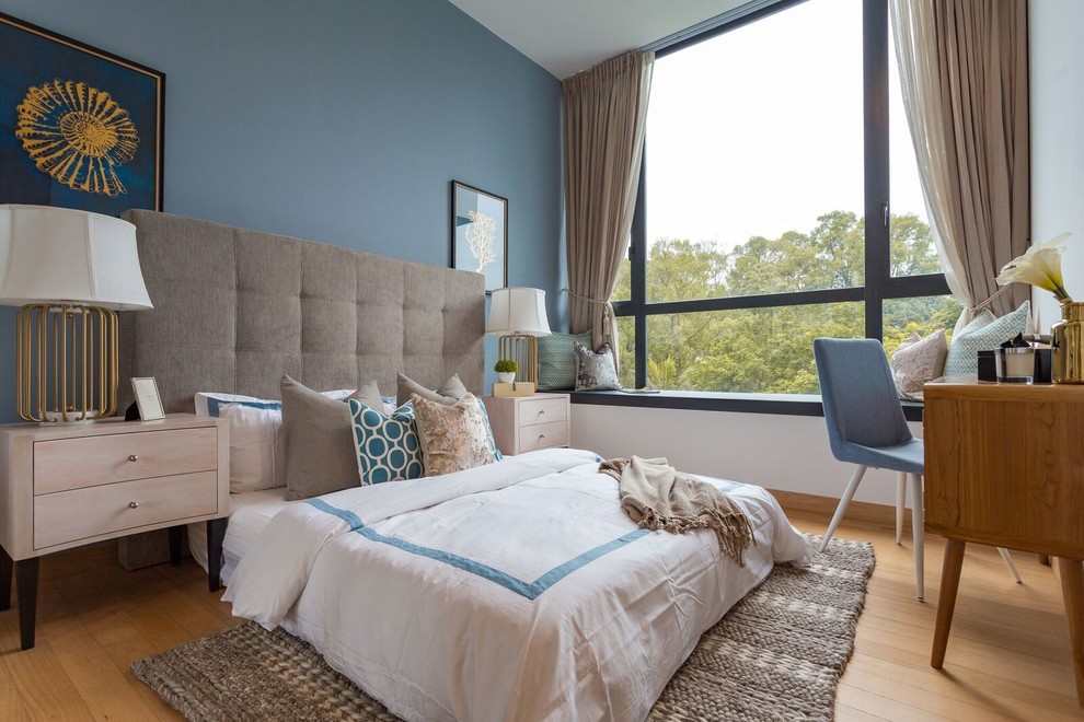 Immagine di una camera da letto costiera con pareti multicolore, parquet chiaro e pavimento beige