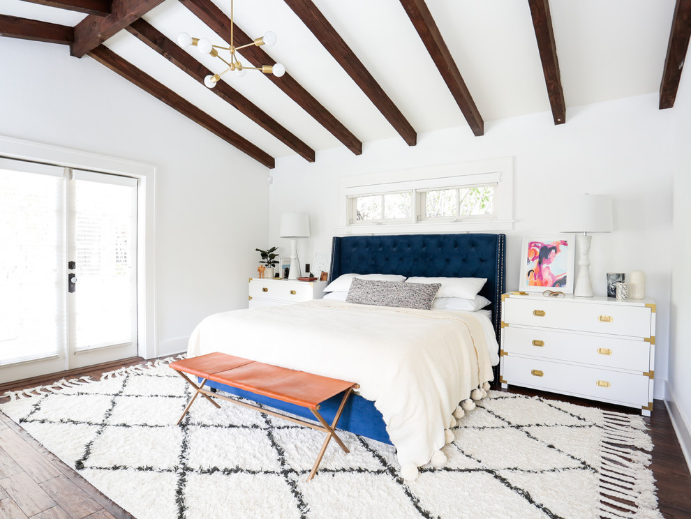 Cette photo montre une chambre parentale chic avec un mur blanc, parquet foncé et aucune cheminée.