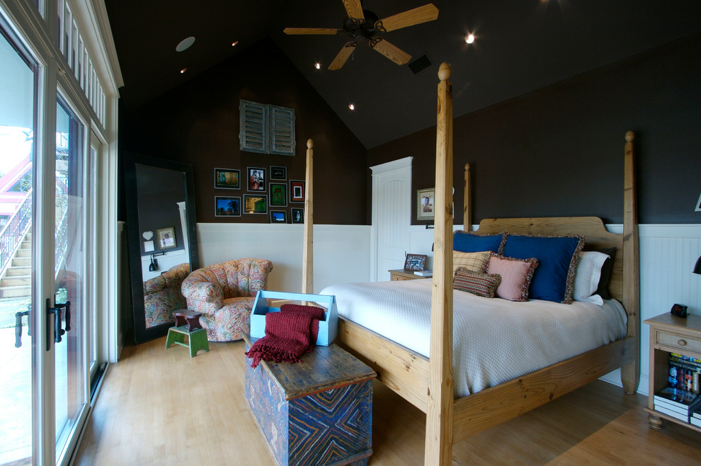 Источник вдохновения для домашнего уюта: хозяйская спальня среднего размера в стиле шебби-шик с светлым паркетным полом и черными стенами без камина