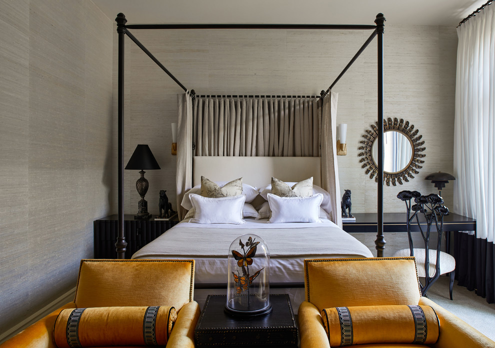 Immagine di una camera da letto classica con pareti beige, moquette e pavimento grigio