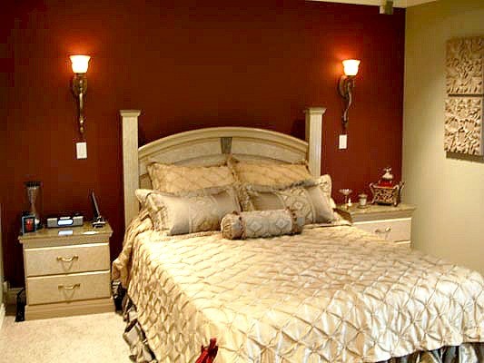 Diseño de dormitorio principal clásico renovado pequeño con paredes multicolor y moqueta