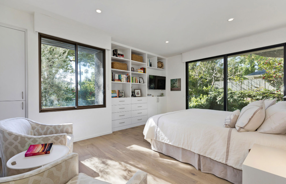 Exemple d'une grande chambre parentale tendance avec un mur blanc, parquet clair, aucune cheminée et un sol beige.