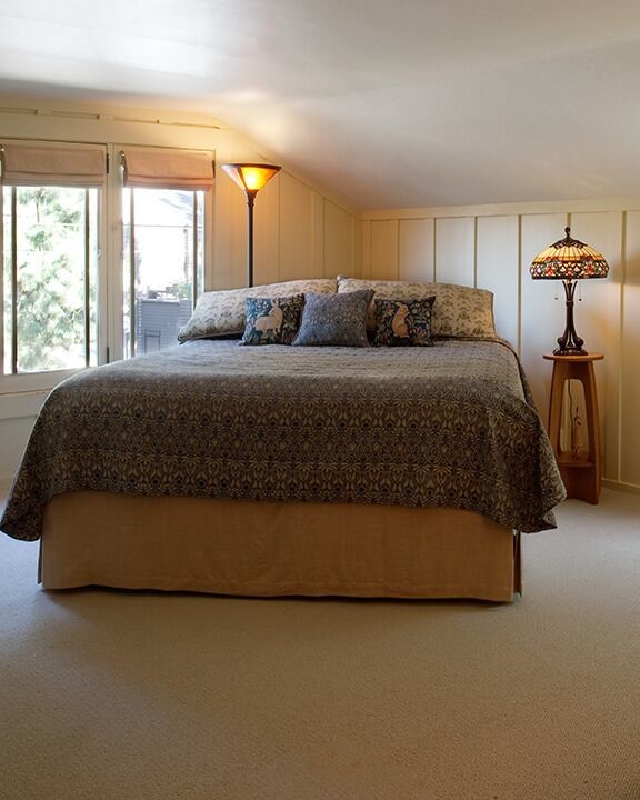 Mittelgroßes Rustikales Gästezimmer ohne Kamin mit weißer Wandfarbe, Teppichboden und beigem Boden in Santa Barbara