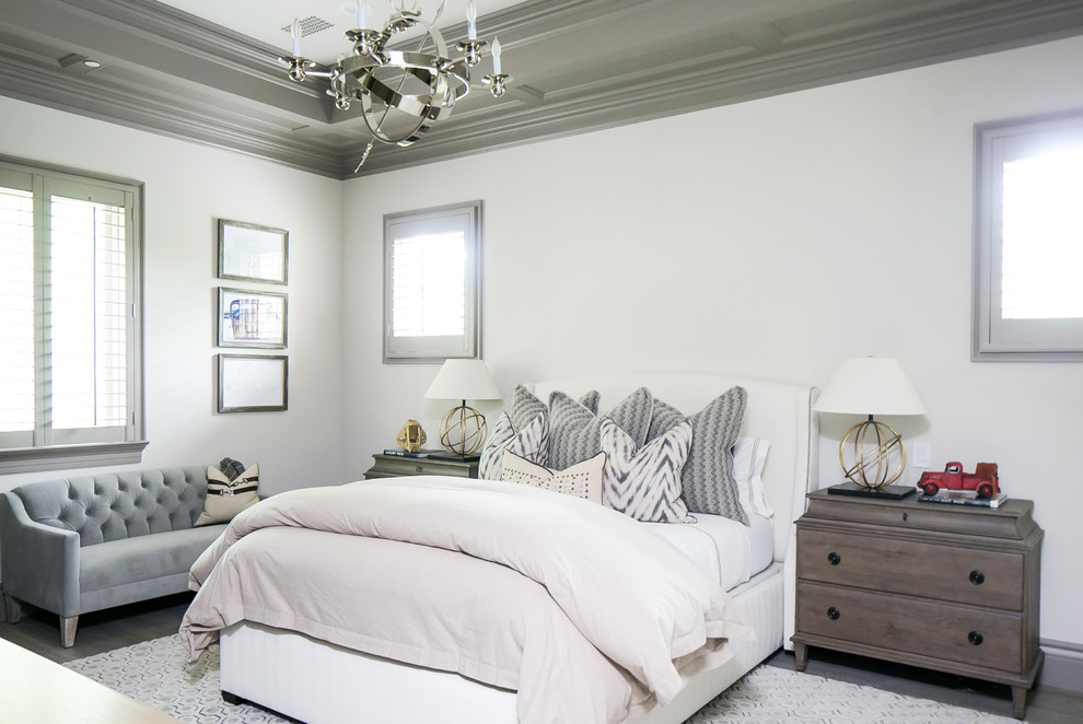 Идея дизайна: гостевая спальня среднего размера, (комната для гостей) в классическом стиле с белыми стенами, темным паркетным полом и коричневым полом без камина