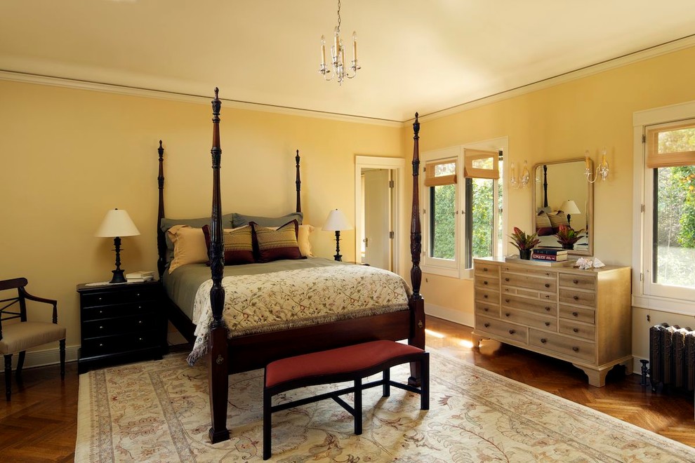 Design ideas for a classic bedroom in Los Angeles.