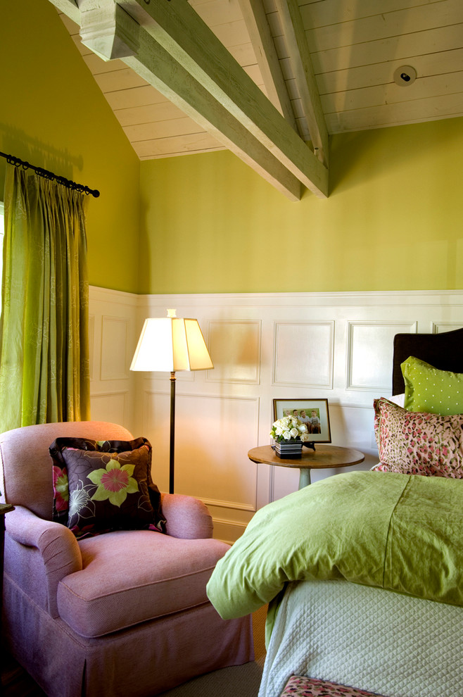 Mittelgroßes Klassisches Hauptschlafzimmer mit grüner Wandfarbe und Teppichboden in Phoenix