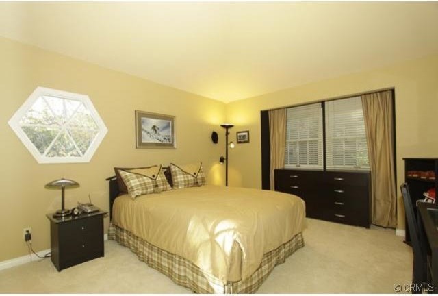 Bild på ett mellanstort vintage sovrum, med beige väggar och heltäckningsmatta