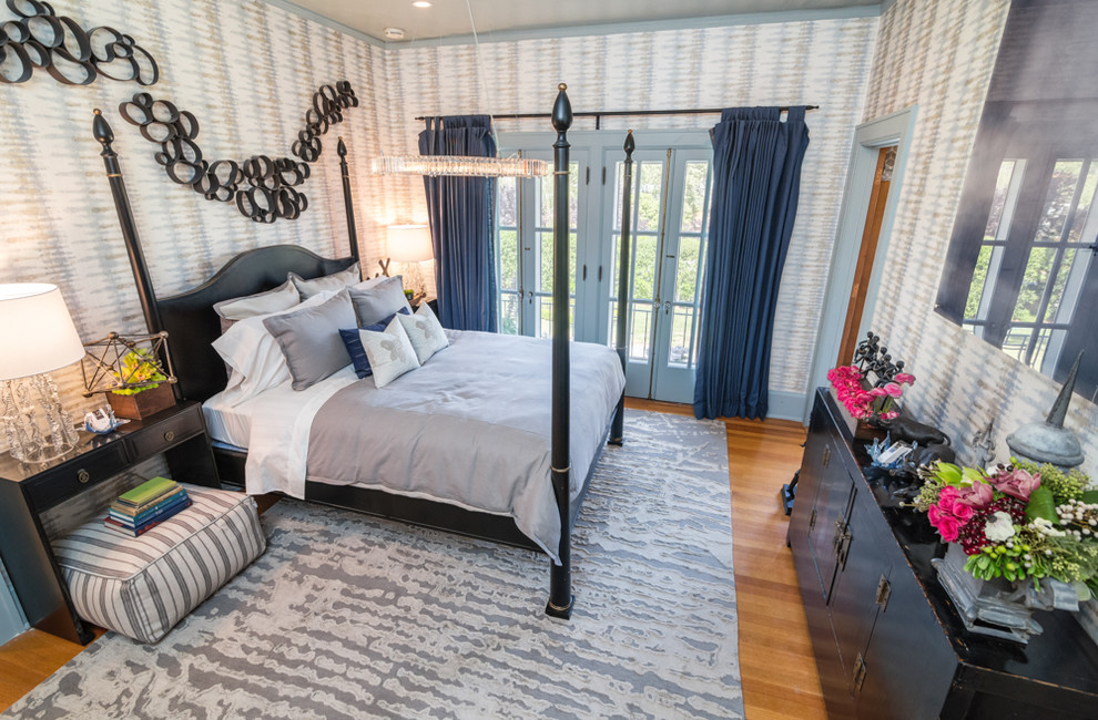 На фото: гостевая спальня среднего размера, (комната для гостей) в современном стиле с разноцветными стенами и светлым паркетным полом с