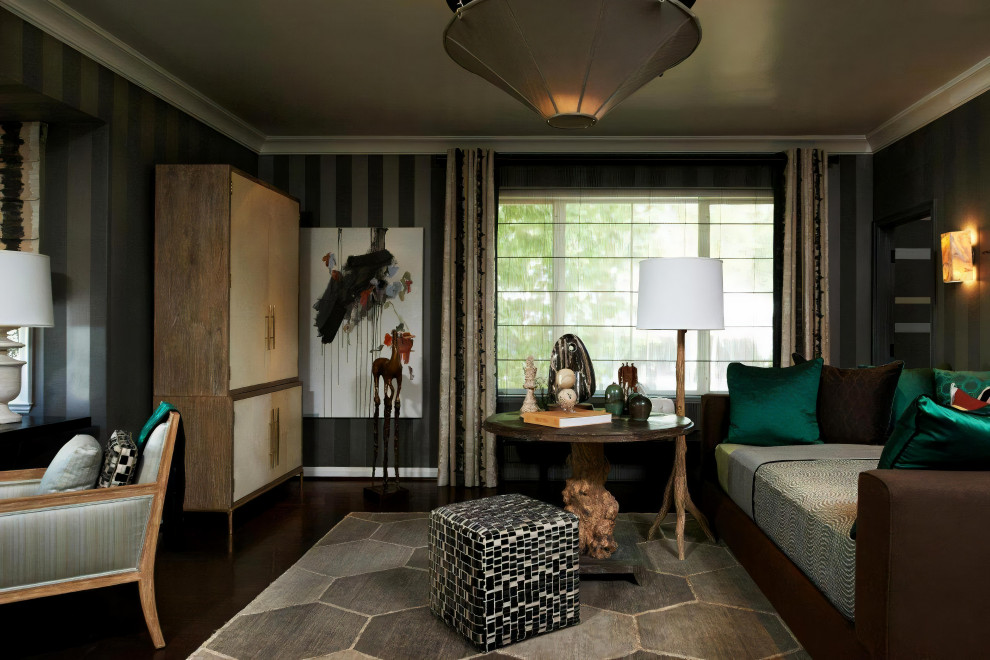 Modelo de dormitorio tradicional renovado de tamaño medio sin chimenea con paredes grises, suelo de madera oscura, suelo marrón y papel pintado