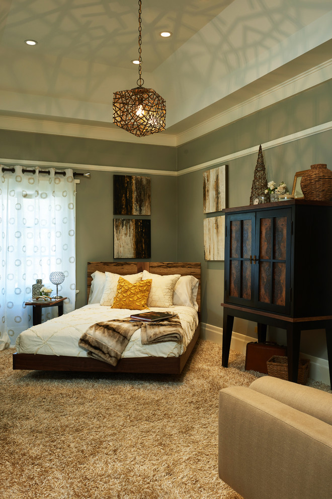 На фото: маленькая гостевая спальня (комната для гостей) в стиле ретро с серыми стенами, ковровым покрытием и бежевым полом без камина для на участке и в саду