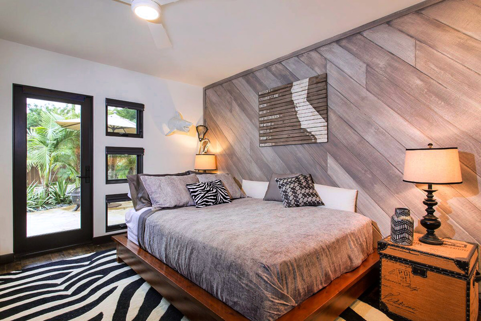 Mittelgroßes Modernes Gästezimmer ohne Kamin mit bunten Wänden, dunklem Holzboden und braunem Boden in San Diego