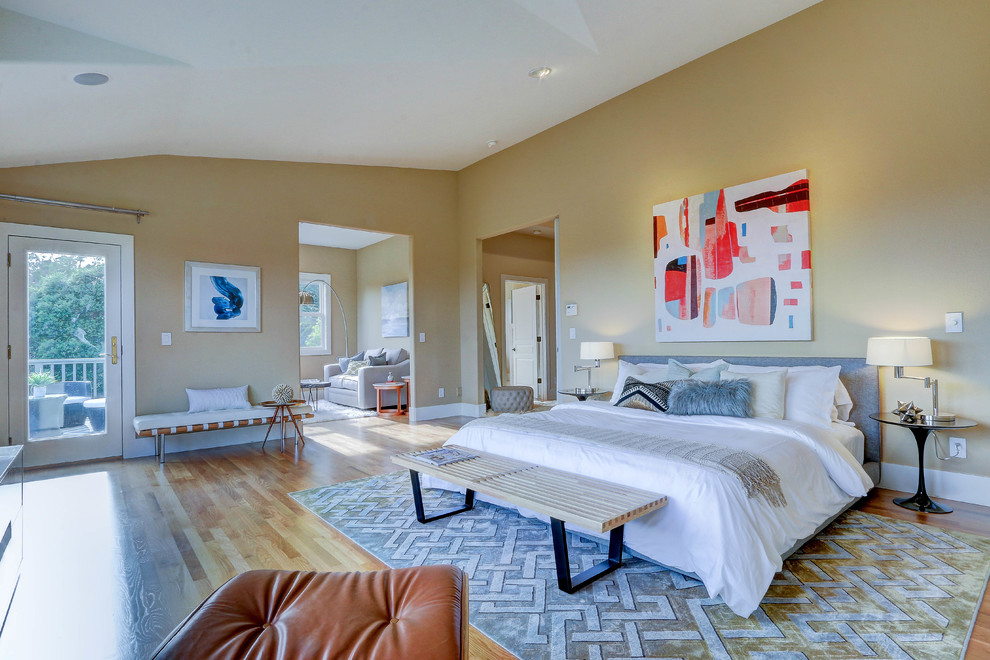 サンフランシスコにあるコンテンポラリースタイルのおしゃれな主寝室 (黄色い壁、無垢フローリング、グレーとブラウン)