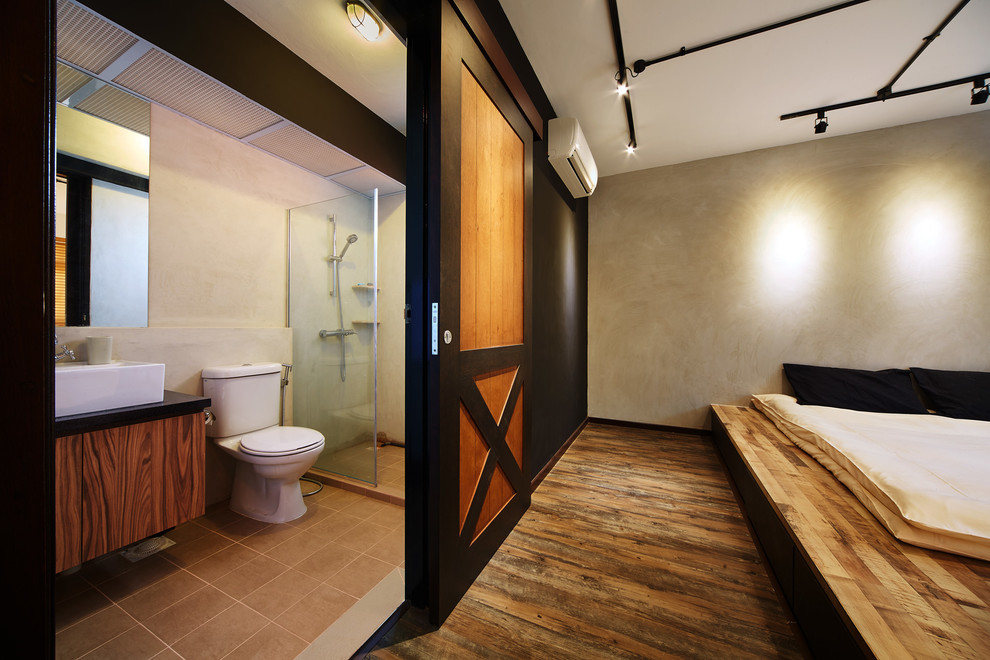 Diseño de dormitorio principal de estilo zen sin chimenea con suelo de madera oscura
