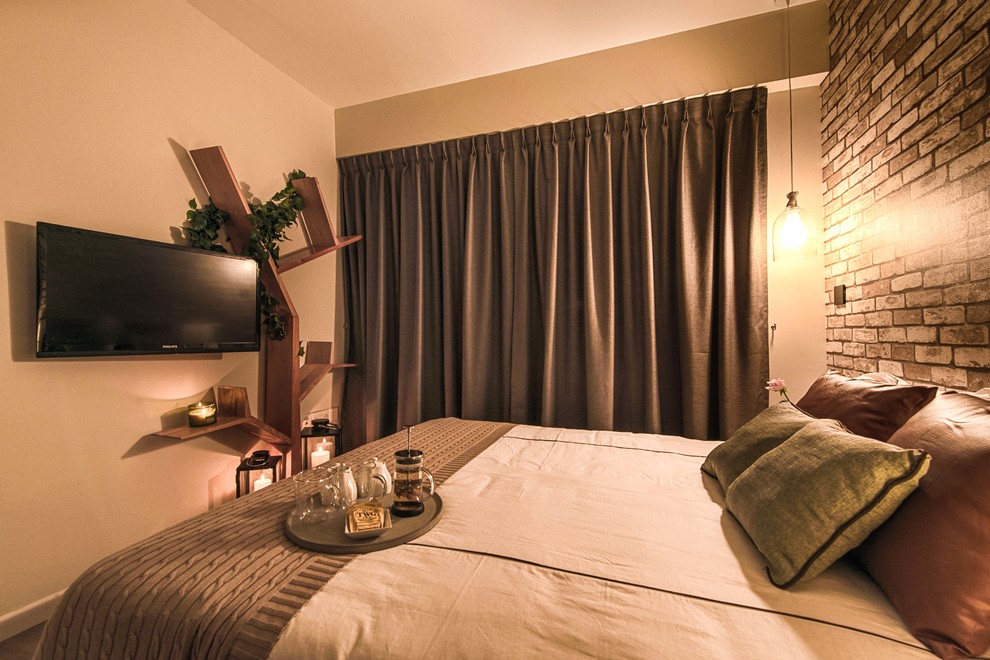 Diseño de dormitorio principal escandinavo pequeño con paredes marrones y moqueta