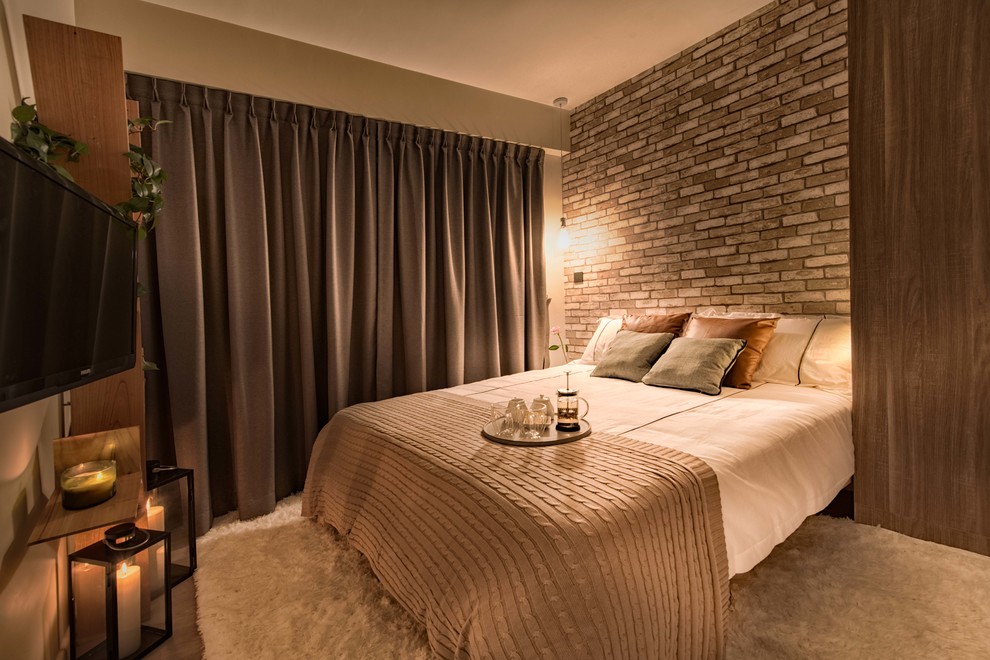 Ejemplo de dormitorio principal escandinavo pequeño con paredes marrones y moqueta