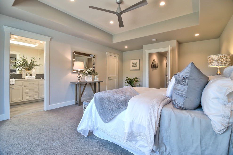 На фото: хозяйская спальня в стиле модернизм с серыми стенами, ковровым покрытием и серым полом с